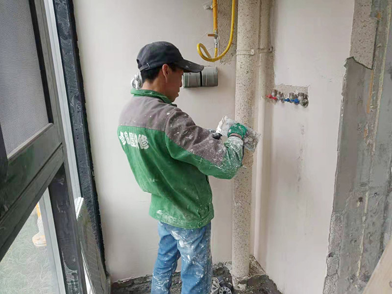 陽臺(tái)墻面粉刷刮膩?zhàn)樱涸谇謇砀蓛糁螅覀兌及纪共糠中枰檬嗄佔(zhàn)犹钇綁簩?shí),橫豎都需要刮一遍。刮完第一遍膩?zhàn)雍?需要修補(bǔ)的地方我們可以先進(jìn)行修補(bǔ)，修補(bǔ)完后要檢查，如果還有問題的話，需要進(jìn)行復(fù)補(bǔ)，等膩?zhàn)痈闪酥螅蒙凹埬ス饣推秸?，然后清掃干凈。刮膩?zhàn)有枰獌杀?第一遍膩?zhàn)痈珊?，再刮第二?一般都是兩邊才能成活。要求表面平整、紋理均勻,如果顏色深淺不一樣，影響美觀度。