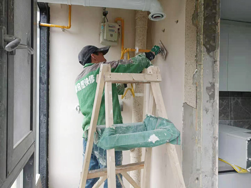 陽臺(tái)墻面粉刷刮膩?zhàn)樱涸谇謇砀蓛糁螅覀兌及纪共糠中枰檬嗄佔(zhàn)犹钇綁簩?shí),橫豎都需要刮一遍。刮完第一遍膩?zhàn)雍?需要修補(bǔ)的地方我們可以先進(jìn)行修補(bǔ)，修補(bǔ)完后要檢查，如果還有問題的話，需要進(jìn)行復(fù)補(bǔ)，等膩?zhàn)痈闪酥?，用砂紙磨光滑和平整，然后清掃干凈。刮膩?zhàn)有枰獌杀?第一遍膩?zhàn)痈珊?，再刮第二?一般都是兩邊才能成活。要求表面平整、紋理均勻,如果顏色深淺不一樣，影響美觀度。