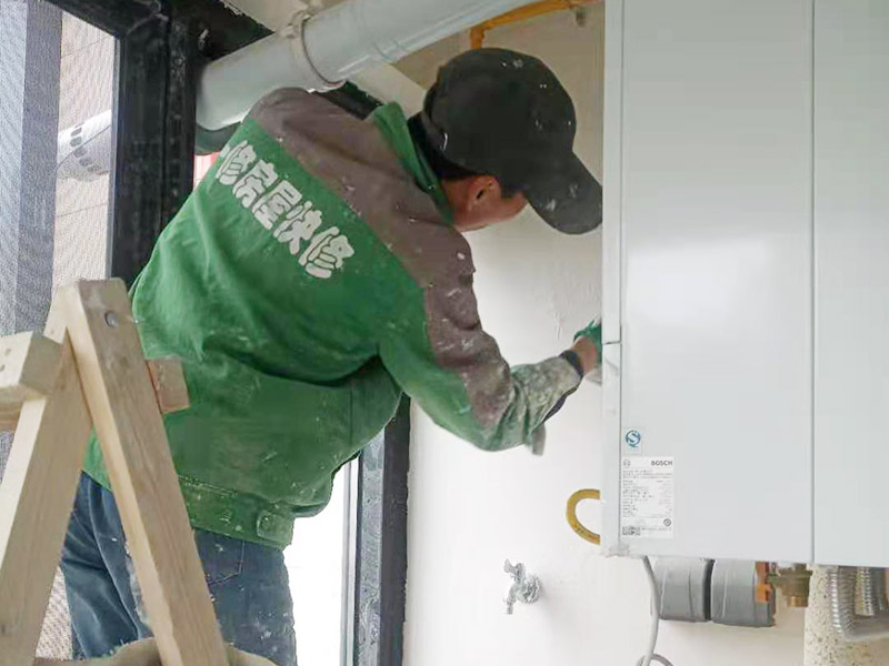 陽臺(tái)墻面粉刷刮膩?zhàn)樱涸谇謇砀蓛糁?，我們都凹凸部分需要用石膏膩?zhàn)犹钇綁簩?shí),橫豎都需要刮一遍。刮完第一遍膩?zhàn)雍?需要修補(bǔ)的地方我們可以先進(jìn)行修補(bǔ)，修補(bǔ)完后要檢查，如果還有問題的話，需要進(jìn)行復(fù)補(bǔ)，等膩?zhàn)痈闪酥?，用砂紙磨光滑和平整，然后清掃干凈。刮膩?zhàn)有枰獌杀?第一遍膩?zhàn)痈珊?，再刮第二?一般都是兩邊才能成活。要求表面平整、紋理均勻,如果顏色深淺不一樣，影響美觀度。