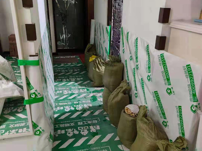 浴室防水成品保護：衛(wèi)生間洗浴時會濺水到鄰近的墻上，如沒有防水層的保護，隔壁墻和對頂角墻易潮濕發(fā)生霉變。所以一定要在鋪墻面瓷磚之前，做好墻面防水，一般防水處理中墻面要做30厘米高的防水處理，但是非承重的輕體墻，就要將整面墻做防水，至少也要做到1.8米高。 在鋪地磚之前，就一定要做好防水工程；在瓷磚鋪設之后，要保證磚面有一個泄水坡度(一般以1%左右為宜)，坡度朝向地漏，有利于廢水排放。 為了有好的防水效果，防水涂料一定要涂刷三遍，單組分環(huán)保型聚氨酯涂料的干透期在3~4天左右，如果在陰雨天涂刷防水材料，防水