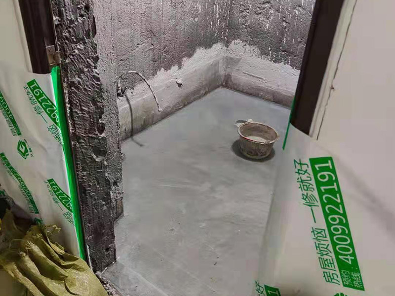 浴室防水成品保護：衛(wèi)生間洗浴時會濺水到鄰近的墻上，如沒有防水層的保護，隔壁墻和對頂角墻易潮濕發(fā)生霉變。所以一定要在鋪墻面瓷磚之前，做好墻面防水，一般防水處理中墻面要做30厘米高的防水處理，但是非承重的輕體墻，就要將整面墻做防水，至少也要做到1.8米高。 在鋪地磚之前，就一定要做好防水工程；在瓷磚鋪設之后，要保證磚面有一個泄水坡度(一般以1%左右為宜)，坡度朝向地漏，有利于廢水排放。 為了有好的防水效果，防水涂料一定要涂刷三遍，單組分環(huán)保型聚氨酯涂料的干透期在3~4天左右，如果在陰雨天涂刷防水材料，防水