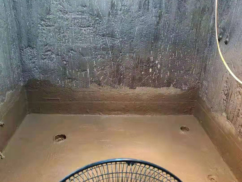 浴室防水成品保護：衛(wèi)生間洗浴時會濺水到鄰近的墻上，如沒有防水層的保護，隔壁墻和對頂角墻易潮濕發(fā)生霉變。所以一定要在鋪墻面瓷磚之前，做好墻面防水，一般防水處理中墻面要做30厘米高的防水處理，但是非承重的輕體墻，就要將整面墻做防水，至少也要做到1.8米高。 在鋪地磚之前，就一定要做好防水工程；在瓷磚鋪設之后，要保證磚面有一個泄水坡度(一般以1%左右為宜)，坡度朝向地漏，有利于廢水排放。 為了有好的防水效果，防水涂料一定要涂刷三遍，單組分環(huán)保型聚氨酯涂料的干透期在3~4天左右，如果在陰雨天涂刷防水材料，防水