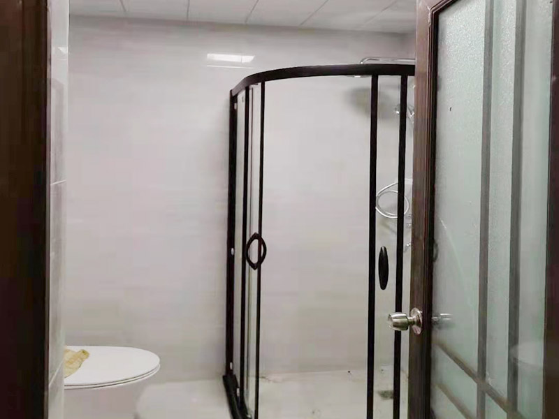 浴室貼磚裝修:把還沒有涂抹水泥的地磚鋪在地上，把它們敲平，然后在地磚上涂滿水泥，鋪在地面，保持四塊磚的對角位置對齊。 鋪瓷磚的順序其實也是有不少講究的，鋪地磚的時候應(yīng)該從內(nèi)向外貼，遇到坡度或者有地漏的地方，還要注意排水方向找坡；墻面磚的鋪貼應(yīng)該從下向上進(jìn)行。為了最后的鋪貼效果美觀，最底層的瓷磚要最后貼；墻面磚鋪貼結(jié)束以后還要壓地磚。 這里要注意的是，貼瓷磚的時候不能一面墻貼到頂，否則由于瓷磚較重容易引起脫落。鋪好了地磚盡量不要去踩。 因為瓷磚本身有許多小孔，吸水能力強(qiáng)，干燥的瓷磚會吸干水泥的水分.