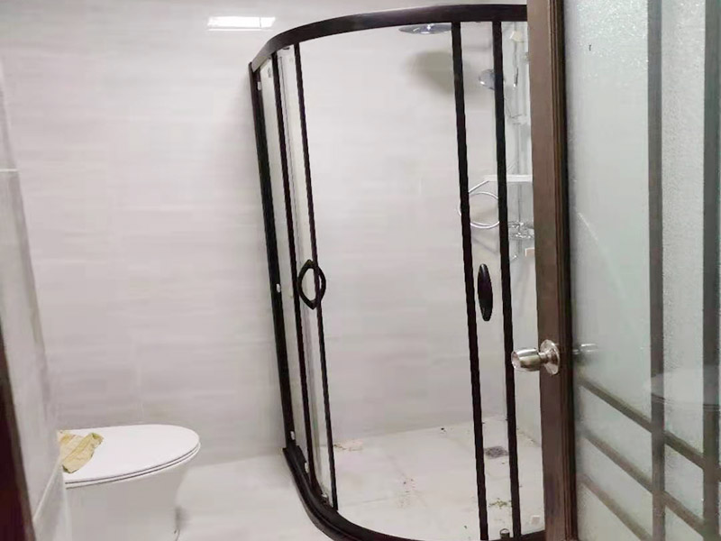 浴室貼磚裝修:把還沒有涂抹水泥的地磚鋪在地上，把它們敲平，然后在地磚上涂滿水泥，鋪在地面，保持四塊磚的對角位置對齊。 鋪瓷磚的順序其實也是有不少講究的，鋪地磚的時候應(yīng)該從內(nèi)向外貼，遇到坡度或者有地漏的地方，還要注意排水方向找坡；墻面磚的鋪貼應(yīng)該從下向上進(jìn)行。為了最后的鋪貼效果美觀，最底層的瓷磚要最后貼；墻面磚鋪貼結(jié)束以后還要壓地磚。 這里要注意的是，貼瓷磚的時候不能一面墻貼到頂，否則由于瓷磚較重容易引起脫落。鋪好了地磚盡量不要去踩。 因為瓷磚本身有許多小孔，吸水能力強(qiáng)，干燥的瓷磚會吸干水泥的水分.