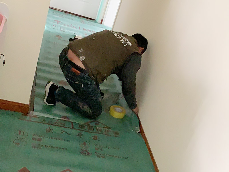 走廊地面成品保護(hù)：成品 保護(hù)的目的 為加快先進(jìn)技術(shù)與現(xiàn)代管理方法和手段在項(xiàng)目的運(yùn)用，努力降低成本，提高工程質(zhì)量，確保全面實(shí)現(xiàn)對(duì)業(yè)主的承諾。施工現(xiàn)場(chǎng)隨著施工進(jìn)行，成品保護(hù)工作顯得尤為重要，做好成品保護(hù)工作，是在施工過程中要對(duì)已完工分項(xiàng)進(jìn)行保護(hù)，否則一旦造成損壞，將會(huì)增加修復(fù)工作，帶來工、料浪費(fèi)、工期拖延及經(jīng)濟(jì)損失。因此成品保護(hù)是施工管理重要組織部分，是保證施工生產(chǎn)順利進(jìn)行的主要環(huán)節(jié)。