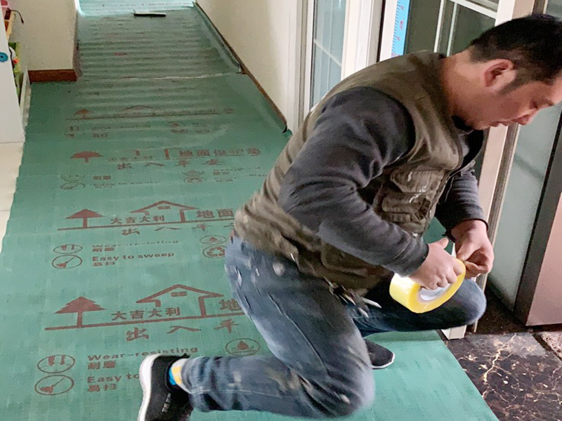 走廊地面成品保護(hù)：成品 保護(hù)的目的 為加快先進(jìn)技術(shù)與現(xiàn)代管理方法和手段在項(xiàng)目的運(yùn)用，努力降低成本，提高工程質(zhì)量，確保全面實(shí)現(xiàn)對(duì)業(yè)主的承諾。施工現(xiàn)場(chǎng)隨著施工進(jìn)行，成品保護(hù)工作顯得尤為重要，做好成品保護(hù)工作，是在施工過程中要對(duì)已完工分項(xiàng)進(jìn)行保護(hù)，否則一旦造成損壞，將會(huì)增加修復(fù)工作，帶來工、料浪費(fèi)、工期拖延及經(jīng)濟(jì)損失。因此成品保護(hù)是施工管理重要組織部分，是保證施工生產(chǎn)順利進(jìn)行的主要環(huán)節(jié)。