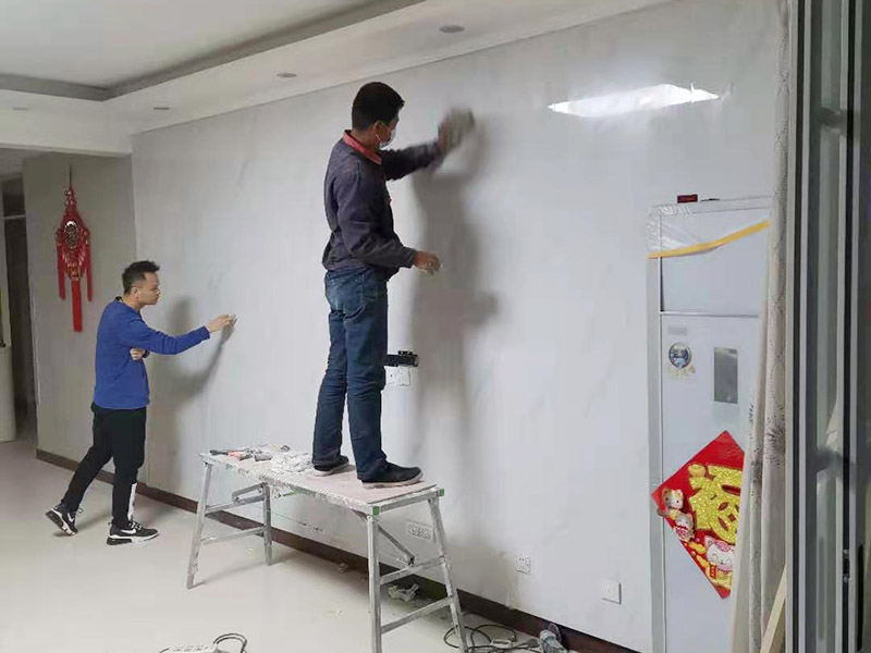 墻磚翻新成品保護：瓷磚、地板的鋪裝，也屬于基礎(chǔ)裝修的部分，經(jīng)常發(fā)現(xiàn)瓷磚施工時和施工后都沒有做成品保護工作，具體的表現(xiàn)有：瓷磚邊鋪邊勾縫，在剛鋪的瓷磚、地板上堆放雜物、剛鋪的瓷磚就在上面走動踩踏，地面瓷磚、地板沒有使用成品保護膜覆蓋等，這些都會影響瓷磚的鋪貼效果，造成瓷磚的施工質(zhì)量問題。 1、墻地面瓷磚，在鋪貼未干固的情況下，不要急于勾縫，以免人為地造成瓷磚松動、高低不平，影響施工效果。 2、地面瓷磚干固前，不要在上面走動、堆放雜物，以免造成瓷磚松動、高低不平。 3、地面瓷磚鋪貼完后，好使用成品保護膜覆蓋磚面，既可以防止裝修時的沙子磨傷地面，同時也能有效地防止油漆涂料等有色液體滴落磚面，造成地面污染。