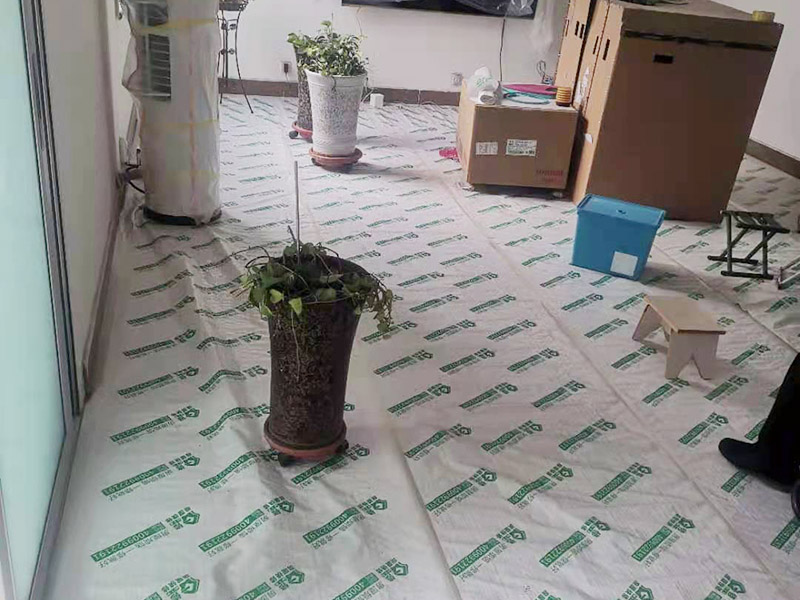 墻磚翻新成品保護：瓷磚、地板的鋪裝，也屬于基礎(chǔ)裝修的部分，經(jīng)常發(fā)現(xiàn)瓷磚施工時和施工后都沒有做成品保護工作，具體的表現(xiàn)有：瓷磚邊鋪邊勾縫，在剛鋪的瓷磚、地板上堆放雜物、剛鋪的瓷磚就在上面走動踩踏，地面瓷磚、地板沒有使用成品保護膜覆蓋等，這些都會影響瓷磚的鋪貼效果，造成瓷磚的施工質(zhì)量問題。 1、墻地面瓷磚，在鋪貼未干固的情況下，不要急于勾縫，以免人為地造成瓷磚松動、高低不平，影響施工效果。 2、地面瓷磚干固前，不要在上面走動、堆放雜物，以免造成瓷磚松動、高低不平。 3、地面瓷磚鋪貼完后，好使用成品保護膜覆蓋磚面，既可以防止裝修時的沙子磨傷地面，同時也能有效地防止油漆涂料等有色液體滴落磚面，造成地面污染。