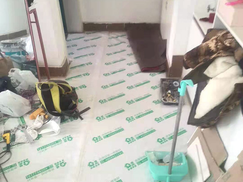 墻磚翻新成品保護：瓷磚、地板的鋪裝，也屬于基礎(chǔ)裝修的部分，經(jīng)常發(fā)現(xiàn)瓷磚施工時和施工后都沒有做成品保護工作，具體的表現(xiàn)有：瓷磚邊鋪邊勾縫，在剛鋪的瓷磚、地板上堆放雜物、剛鋪的瓷磚就在上面走動踩踏，地面瓷磚、地板沒有使用成品保護膜覆蓋等，這些都會影響瓷磚的鋪貼效果，造成瓷磚的施工質(zhì)量問題。 1、墻地面瓷磚，在鋪貼未干固的情況下，不要急于勾縫，以免人為地造成瓷磚松動、高低不平，影響施工效果。 2、地面瓷磚干固前，不要在上面走動、堆放雜物，以免造成瓷磚松動、高低不平。 3、地面瓷磚鋪貼完后，好使用成品保護膜覆蓋磚面，既可以防止裝修時的沙子磨傷地面，同時也能有效地防止油漆涂料等有色液體滴落磚面，造成地面污染。