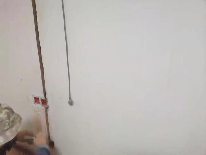 墻面電路改造：要用電需求進(jìn)行定位，完成定位之后，師傅會(huì)按照定位和電路走向，進(jìn)行開槽布線，開的槽要橫平豎直，布線都是使用線管進(jìn)行暗埋，有PVC和冷彎管兩種，冷彎管彎曲效果很好，不會(huì)斷裂，是布線不錯(cuò)的選擇，它的轉(zhuǎn)角有一定弧度，線可以隨便更換，不需要開墻。 如果選擇冷彎管的話，需要借助彎管工具，弧度是線管直徑的十倍，這樣穿線或拆線，才能暢通無阻。