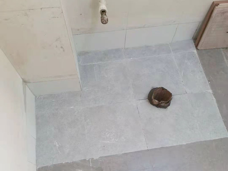 蹲便改坐便地面補(bǔ)瓷磚：干鋪法是將沙子和水泥按照3：1的比例混合后兌少量的水，使水泥和沙子混合到可以用手攥成團(tuán)的黏稠度。將混合好的沙子水泥鋪在地面上，用一個(gè)平板把表面摸平。在瓷磚背面抹上黏稠度非常高的水泥，把瓷磚放到地面上，用橡皮錘敲實(shí)就完成了,主要用于地面瓷磚的鋪裝. 濕鋪法，是將沙子和水泥按照2：1的比例混合后兌水和好，水的量要多一些，使沙子和水泥的黏稠度高一些。然后涂抹到用水浸泡好的瓷磚背面貼到墻面上。濕鋪發(fā)主要應(yīng)用與墻面。