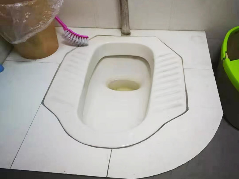 蹲便改坐便地面補(bǔ)瓷磚：干鋪法是將沙子和水泥按照3：1的比例混合后兌少量的水，使水泥和沙子混合到可以用手攥成團(tuán)的黏稠度。將混合好的沙子水泥鋪在地面上，用一個(gè)平板把表面摸平。在瓷磚背面抹上黏稠度非常高的水泥，把瓷磚放到地面上，用橡皮錘敲實(shí)就完成了,主要用于地面瓷磚的鋪裝. 濕鋪法，是將沙子和水泥按照2：1的比例混合后兌水和好，水的量要多一些，使沙子和水泥的黏稠度高一些。然后涂抹到用水浸泡好的瓷磚背面貼到墻面上。濕鋪發(fā)主要應(yīng)用與墻面。