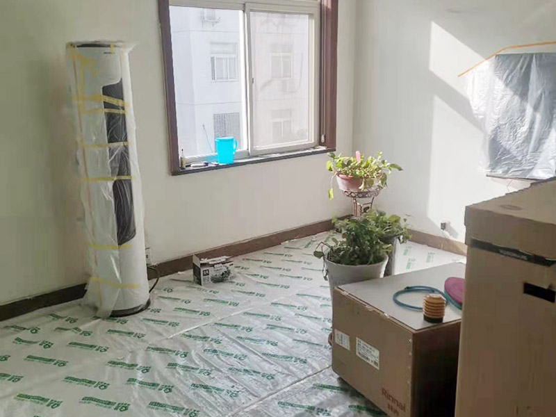 鏟墻皮成品保護(hù)：首先要將墻面全部用水浸濕，一般會使用滾輪將墻面滾一遍水，在要鏟的地方不斷地滾動，這樣大約過十幾分鐘，就開始用鏟子鏟剛才滾濕的地方。要一層一層地鏟，這當(dāng)中可能會遇到乳膠漆層，或者膠水層，還有膩?zhàn)訉?。如果碰到了一些防水膩?zhàn)硬缓门脑捑托枰蚰C(jī)了。