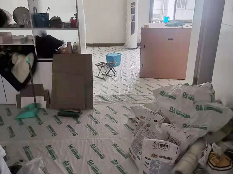 鏟墻皮成品保護(hù)：首先要將墻面全部用水浸濕，一般會使用滾輪將墻面滾一遍水，在要鏟的地方不斷地滾動，這樣大約過十幾分鐘，就開始用鏟子鏟剛才滾濕的地方。要一層一層地鏟，這當(dāng)中可能會遇到乳膠漆層，或者膠水層，還有膩?zhàn)訉?。如果碰到了一些防水膩?zhàn)硬缓门脑捑托枰蚰C(jī)了。