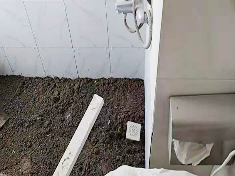 地面貼磚施工：鋪貼前，先將所鋪平面表面的塵土、雜物等徹底清掃干凈，平面不能有空鼓、開裂和起砂等現(xiàn)象，如果存在這些現(xiàn)象，要先進行修復(fù)處理，在鋪設(shè)瓷磚。瓷磚的鋪貼，要選用1:3干硬性水泥砂漿，砂漿的厚度要在25mm左右。把瓷磚按照要求放在水泥砂漿上，用橡皮錘輕輕敲擊瓷磚的表面，直至瓷磚鋪貼平整。鋪貼完瓷磚后，要進行勾縫處理，先清理干凈瓷磚縫隙里的雜質(zhì)，再用專用填縫劑進行勾縫處理。鋪貼瓷磚的過程中，可以一邊鋪貼，一邊進行簡單的清理。在鋪貼完24小時后，再用棉布等對瓷磚的表面再進行一次清理。