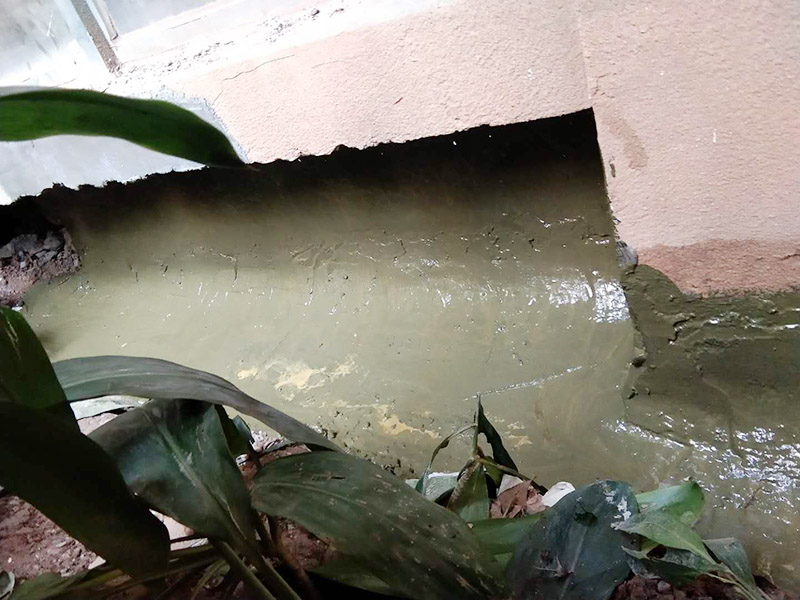 水溝刷防水維修：鋪設(shè)柔性防水層，選擇涂料或卷材都可以。其施工條件要求基面含水率不大于9%，所以適宜在天氣炎熱且連晴5天以后的夏季施工。完工后，應(yīng)做蓄水實(shí)驗(yàn)。如做涂料防水，以一布兩涂為例：清理干凈基層后，滿刷一遍涂料，干燥成膜后，鋪設(shè)一層玻纖布胎體增強(qiáng)材料，并在已展平的表面上滿刷一層涂料固定，干燥后進(jìn)行下一遍涂料施工。防水涂膜的總厚度應(yīng)在3毫米以上。如做防水卷材施工，清理干凈基層后，在卷材反面和基層刷粘結(jié)膠，按彈好的基準(zhǔn)線由遠(yuǎn)而近的粘貼、輥壓，最后做接縫收頭檢查處理。