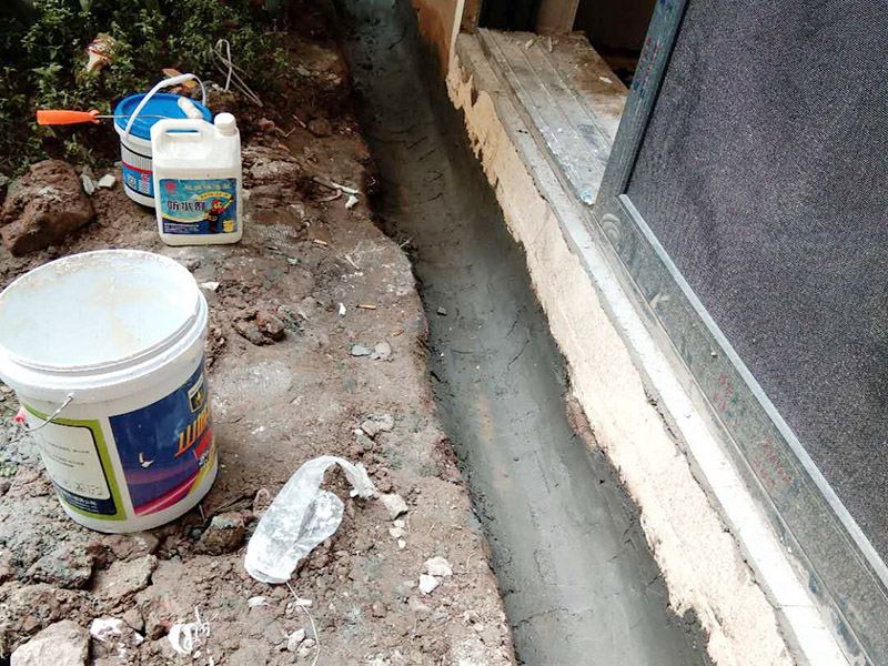 水溝刷防水維修：鋪設(shè)柔性防水層，選擇涂料或卷材都可以。其施工條件要求基面含水率不大于9%，所以適宜在天氣炎熱且連晴5天以后的夏季施工。完工后，應(yīng)做蓄水實(shí)驗(yàn)。如做涂料防水，以一布兩涂為例：清理干凈基層后，滿刷一遍涂料，干燥成膜后，鋪設(shè)一層玻纖布胎體增強(qiáng)材料，并在已展平的表面上滿刷一層涂料固定，干燥后進(jìn)行下一遍涂料施工。防水涂膜的總厚度應(yīng)在3毫米以上。如做防水卷材施工，清理干凈基層后，在卷材反面和基層刷粘結(jié)膠，按彈好的基準(zhǔn)線由遠(yuǎn)而近的粘貼、輥壓，最后做接縫收頭檢查處理。