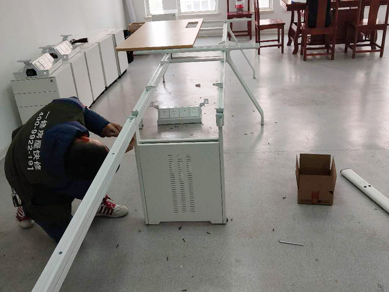 房屋局部改造裝修:一是開裂剝落，因為年代已久，墻面表層老化變脆，當然也有使用劣質(zhì)涂料導致這種問題發(fā)生。 二是發(fā)霉，常見于比較潮濕的地方，墻體等部位一旦發(fā)霉，以前的石膏底可能由于水汽都有空鼓脫殼。 三是粉化，施工溫度低、墻粉稀釋過量、施工涂層太薄、沒有使用底漆、底材疏松等，都可能導致粉。 四是光澤上升，頻繁的擦洗、物體擦過墻面、涂料耐擦洗性能差都會導致墻面被打磨光滑，使表面光澤度增加。