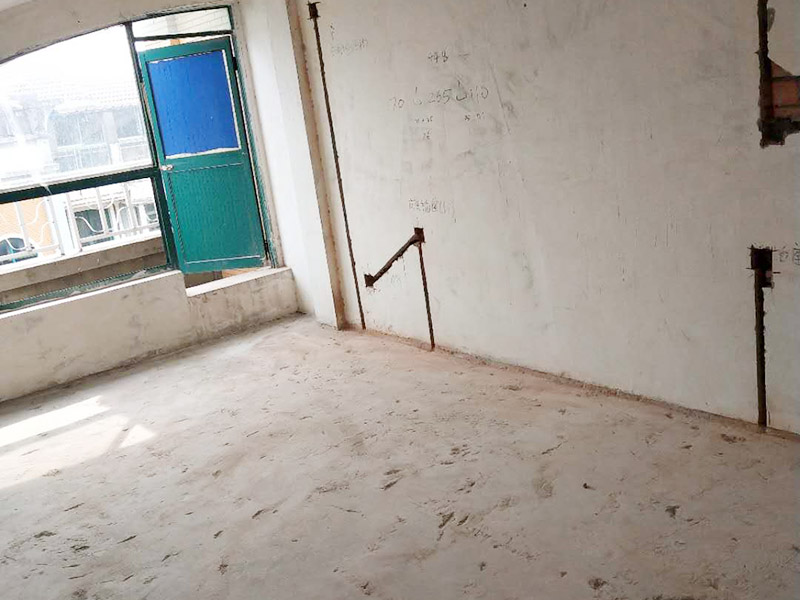 房屋局部改造裝修:一是開裂剝落，因為年代已久，墻面表層老化變脆，當然也有使用劣質(zhì)涂料導致這種問題發(fā)生。 二是發(fā)霉，常見于比較潮濕的地方，墻體等部位一旦發(fā)霉，以前的石膏底可能由于水汽都有空鼓脫殼。 三是粉化，施工溫度低、墻粉稀釋過量、施工涂層太薄、沒有使用底漆、底材疏松等，都可能導致粉。 四是光澤上升，頻繁的擦洗、物體擦過墻面、涂料耐擦洗性能差都會導致墻面被打磨光滑，使表面光澤度增加。