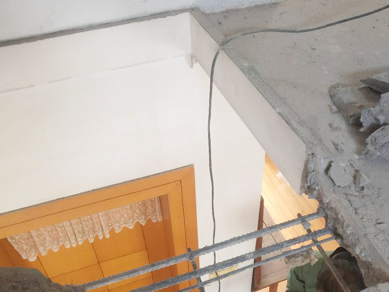 房屋局部改造裝修:一是開裂剝落，因為年代已久，墻面表層老化變脆，當然也有使用劣質(zhì)涂料導致這種問題發(fā)生。 二是發(fā)霉，常見于比較潮濕的地方，墻體等部位一旦發(fā)霉，以前的石膏底可能由于水汽都有空鼓脫殼。 三是粉化，施工溫度低、墻粉稀釋過量、施工涂層太薄、沒有使用底漆、底材疏松等，都可能導致粉。 四是光澤上升，頻繁的擦洗、物體擦過墻面、涂料耐擦洗性能差都會導致墻面被打磨光滑，使表面光澤度增加。