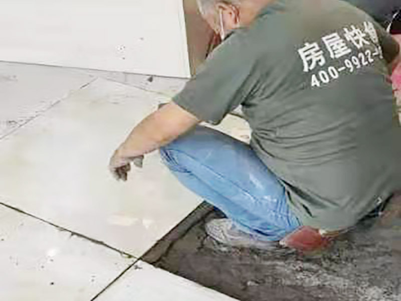 客廳地磚鋪貼：室內(nèi)地面的基層一定要處理干凈，如果有高低不平的地方要先鑿平與修補，基層要清潔好，不能夠有砂漿、白灰砂漿灰、油漬等，同時用水濕潤地面。如果鋪貼的是瓷質(zhì)磚，那一定要安放好標(biāo)準(zhǔn)塊，將其安放在十字線的交點，對角安裝。在進行鋪裝操作的時候要每行依次的掛線，瓷質(zhì)磚地面鋪裝后的養(yǎng)護十分重要，在安裝24小時之后一定要灑水進行養(yǎng)護，等鋪貼完成之后要覆蓋鋸末養(yǎng)護。瓷磚一定要浸水陰干，避免影響到凝結(jié)櫻花，導(dǎo)致發(fā)生空鼓和起殼等問題，鋪貼完成之后的2到3天內(nèi)不能夠踩踏。