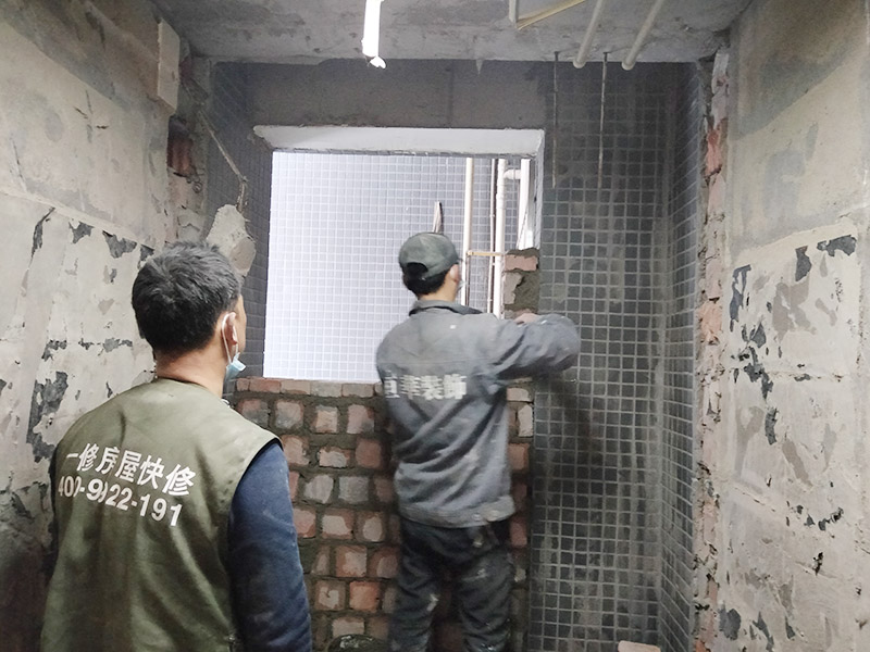 門洞砌磚施工：首先準(zhǔn)備好材料，門洞一定要做頂梁，所以鋼筋不能少。沙子要中沙、河沙。水泥注意保質(zhì)期。磚最好用輕質(zhì)磚。攪拌好水泥沙后，開始砌墻。要先訂好門洞兩邊的磚的位置，先砌好他們，再在此基礎(chǔ)上砌就很快了。