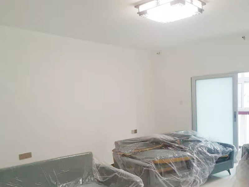 墻面翻新裝修：墻面如果出現細微白色粉末，說明墻內鹽分在析出，這時候建議大家可以用尼龍刷或鐵刷將其刷除，在觀察幾天，確定不再有白色粉末析出，且待水泥墻面干燥磨平，便可上漆。若水泥墻表面白色粉末多且不斷析出，將其清理后，可先上一道墻面底漆，預防日后鹽分侵蝕，形成壁癌。也不要在三個月內使用油性涂料或不透水的壁紙涂刷或裝修。用批土刀來修整墻體的表面，有的墻面會出現污漬、開裂、起泡等現象，都要及時做處理。墻面涂刷的時候應該先從頂部開始再往下刷，否則會造成油漆滴落弄花已完成的墻面。