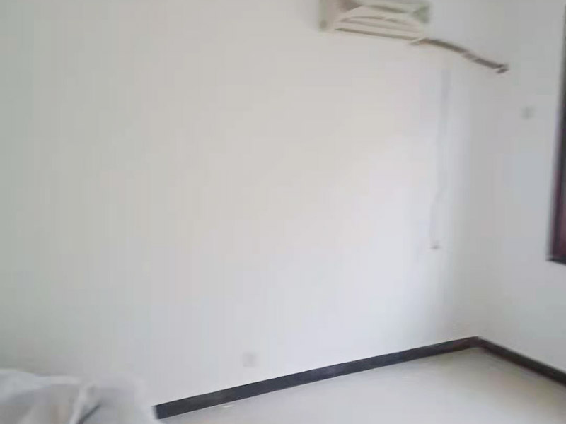 墻面翻新裝修：墻面如果出現細微白色粉末，說明墻內鹽分在析出，這時候建議大家可以用尼龍刷或鐵刷將其刷除，在觀察幾天，確定不再有白色粉末析出，且待水泥墻面干燥磨平，便可上漆。若水泥墻表面白色粉末多且不斷析出，將其清理后，可先上一道墻面底漆，預防日后鹽分侵蝕，形成壁癌。也不要在三個月內使用油性涂料或不透水的壁紙涂刷或裝修。用批土刀來修整墻體的表面，有的墻面會出現污漬、開裂、起泡等現象，都要及時做處理。墻面涂刷的時候應該先從頂部開始再往下刷，否則會造成油漆滴落弄花已完成的墻面。