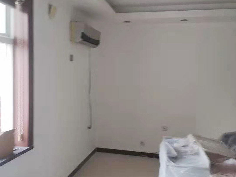 墻面翻新裝修：墻面如果出現細微白色粉末，說明墻內鹽分在析出，這時候建議大家可以用尼龍刷或鐵刷將其刷除，在觀察幾天，確定不再有白色粉末析出，且待水泥墻面干燥磨平，便可上漆。若水泥墻表面白色粉末多且不斷析出，將其清理后，可先上一道墻面底漆，預防日后鹽分侵蝕，形成壁癌。也不要在三個月內使用油性涂料或不透水的壁紙涂刷或裝修。用批土刀來修整墻體的表面，有的墻面會出現污漬、開裂、起泡等現象，都要及時做處理。墻面涂刷的時候應該先從頂部開始再往下刷，否則會造成油漆滴落弄花已完成的墻面。