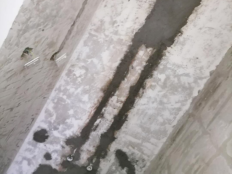 墻內(nèi)水管安裝維修：首先要根據(jù)自己家里的衛(wèi)生間的布局,確定墻排馬桶的安裝位置,再弄好排水管。整個(gè)隱蔽式水箱的安裝過(guò)程相對(duì)來(lái)說(shuō)是簡(jiǎn)單的,整個(gè)過(guò)程大約6個(gè)小時(shí)就可以了。為了安裝入墻水管過(guò)程中不必要的浪費(fèi)行為，安裝人員應(yīng)量好所需管材的長(zhǎng)度進(jìn)行切割。管材切割采用專用管剪切斷，管剪刀片卡口應(yīng)調(diào)整到與所切割管徑相符，旋轉(zhuǎn)切斷時(shí)應(yīng)均勻加力，斷管時(shí)，斷面應(yīng)同管軸線垂直，切斷后，斷口整圓截面無(wú)毛刺。