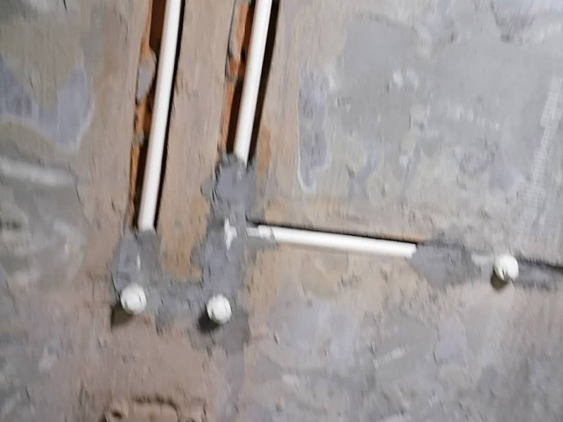 墻內(nèi)水管安裝維修：首先要根據(jù)自己家里的衛(wèi)生間的布局,確定墻排馬桶的安裝位置,再弄好排水管。整個(gè)隱蔽式水箱的安裝過(guò)程相對(duì)來(lái)說(shuō)是簡(jiǎn)單的,整個(gè)過(guò)程大約6個(gè)小時(shí)就可以了。為了安裝入墻水管過(guò)程中不必要的浪費(fèi)行為，安裝人員應(yīng)量好所需管材的長(zhǎng)度進(jìn)行切割。管材切割采用專用管剪切斷，管剪刀片卡口應(yīng)調(diào)整到與所切割管徑相符，旋轉(zhuǎn)切斷時(shí)應(yīng)均勻加力，斷管時(shí)，斷面應(yīng)同管軸線垂直，切斷后，斷口整圓截面無(wú)毛刺。