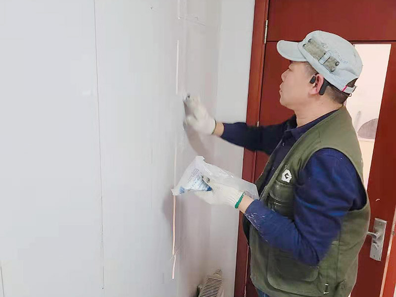 墻磚起翹維修：當(dāng)瓷磚起翹了我們要將其他的瓷磚全部都拆卸下來，并且要保證瓷磚底下的基層干凈干燥，接著根據(jù)相應(yīng)的比例調(diào)和水泥和黃沙。 在攪拌的時候可以利用攪拌泵將兩者攪拌均勻，鋪設(shè)地磚的水泥應(yīng)該要用425以上的水泥沙子，選擇粗紗根據(jù)1:2的比例進(jìn)行調(diào)配，同時要預(yù)留一毫米的伸縮縫。 接著將攪拌好的材料倒入空格中鋪上一層攪拌好的砂漿，厚度按照周圍的程度為基準(zhǔn)，避免出現(xiàn)鋪設(shè)過高或者過低的情況，最后再將瓷磚放上去，輕輕的壓實，直到和周圍一個高度就行了。