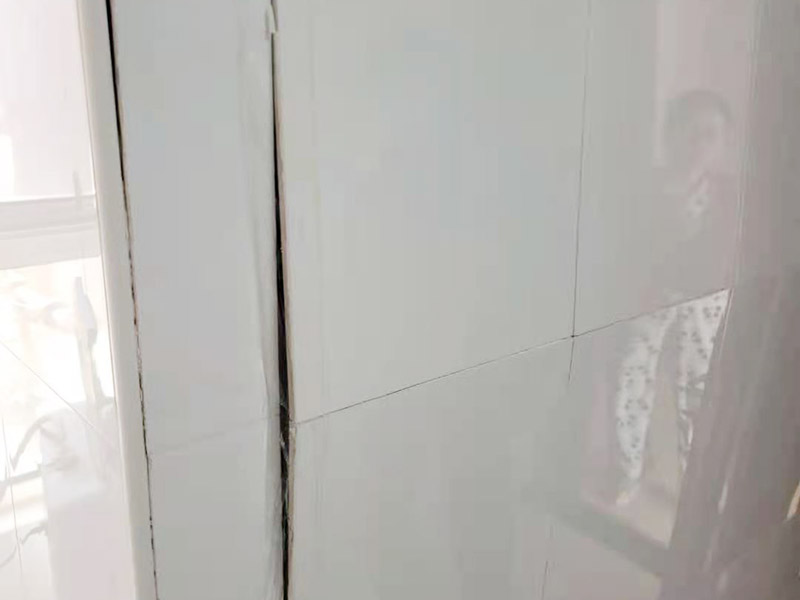 墻磚起翹維修：當(dāng)瓷磚起翹了我們要將其他的瓷磚全部都拆卸下來，并且要保證瓷磚底下的基層干凈干燥，接著根據(jù)相應(yīng)的比例調(diào)和水泥和黃沙。 在攪拌的時候可以利用攪拌泵將兩者攪拌均勻，鋪設(shè)地磚的水泥應(yīng)該要用425以上的水泥沙子，選擇粗紗根據(jù)1:2的比例進(jìn)行調(diào)配，同時要預(yù)留一毫米的伸縮縫。 接著將攪拌好的材料倒入空格中鋪上一層攪拌好的砂漿，厚度按照周圍的程度為基準(zhǔn)，避免出現(xiàn)鋪設(shè)過高或者過低的情況，最后再將瓷磚放上去，輕輕的壓實，直到和周圍一個高度就行了。