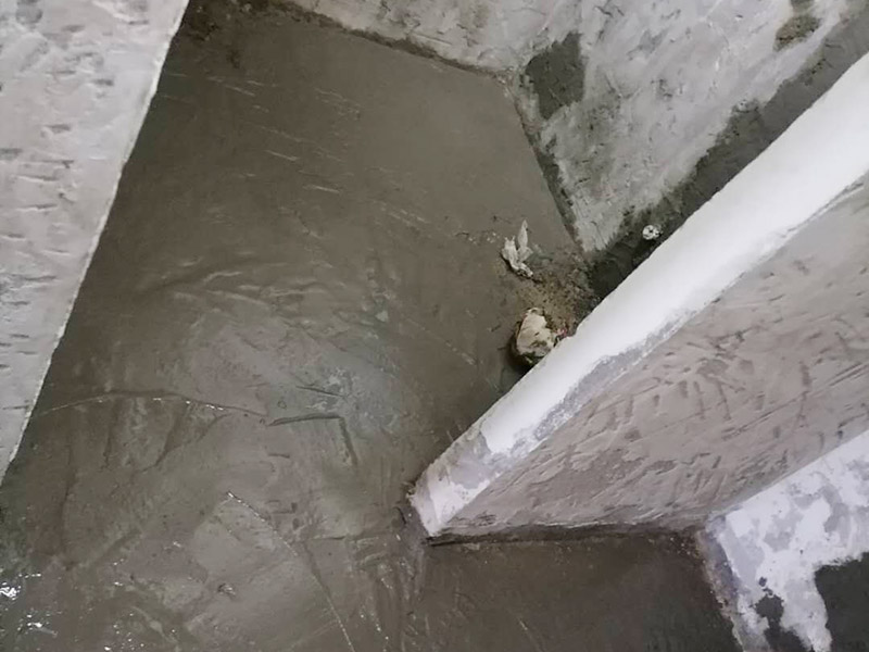 衛(wèi)生間防水維修: 鏟除原有的墻磚和地磚，這個(gè)步驟主要是針對(duì)老房二次裝修的，如果是新房可以跳過這個(gè)步驟，一般使用灰刀就可以，刮板也可以將原有的地磚鏟除掉。墻面將水電改造開槽用水泥封堵基層清理，細(xì)部附加層施工，在管根、地漏、陰陽角、等容易漏水的薄弱部位均勻涂刷，涂刷防水涂料兩遍，縱向橫向各涂刷一遍，做保護(hù)層，待防水干燥后放水做48小時(shí)閉水試驗(yàn)。