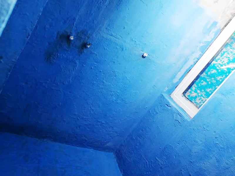 衛(wèi)生間防水維修: 鏟除原有的墻磚和地磚，這個(gè)步驟主要是針對(duì)老房二次裝修的，如果是新房可以跳過這個(gè)步驟，一般使用灰刀就可以，刮板也可以將原有的地磚鏟除掉。墻面將水電改造開槽用水泥封堵基層清理，細(xì)部附加層施工，在管根、地漏、陰陽角、等容易漏水的薄弱部位均勻涂刷，涂刷防水涂料兩遍，縱向橫向各涂刷一遍，做保護(hù)層，待防水干燥后放水做48小時(shí)閉水試驗(yàn)。