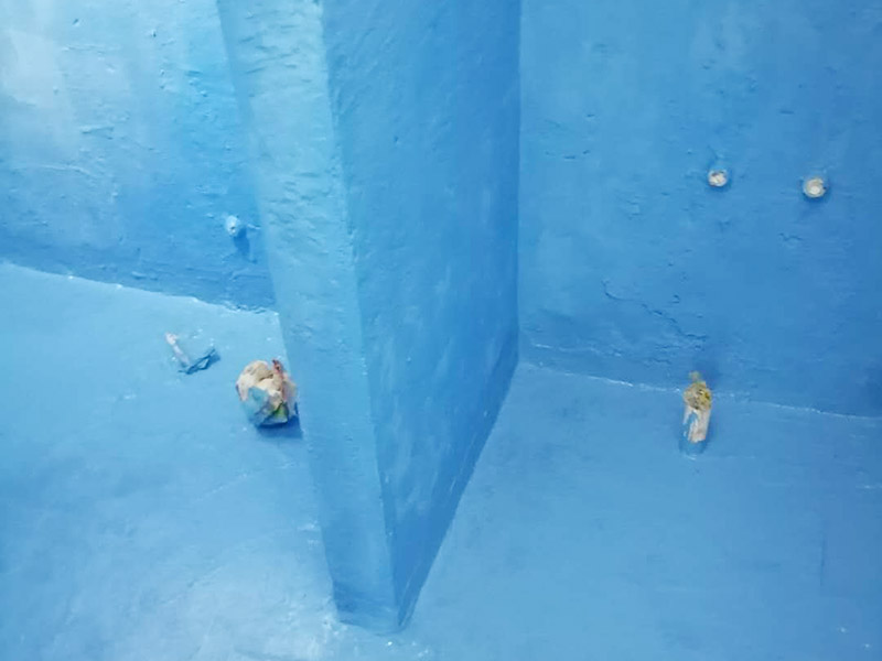 衛(wèi)生間防水維修: 鏟除原有的墻磚和地磚，這個(gè)步驟主要是針對(duì)老房二次裝修的，如果是新房可以跳過這個(gè)步驟，一般使用灰刀就可以，刮板也可以將原有的地磚鏟除掉。墻面將水電改造開槽用水泥封堵基層清理，細(xì)部附加層施工，在管根、地漏、陰陽角、等容易漏水的薄弱部位均勻涂刷，涂刷防水涂料兩遍，縱向橫向各涂刷一遍，做保護(hù)層，待防水干燥后放水做48小時(shí)閉水試驗(yàn)。