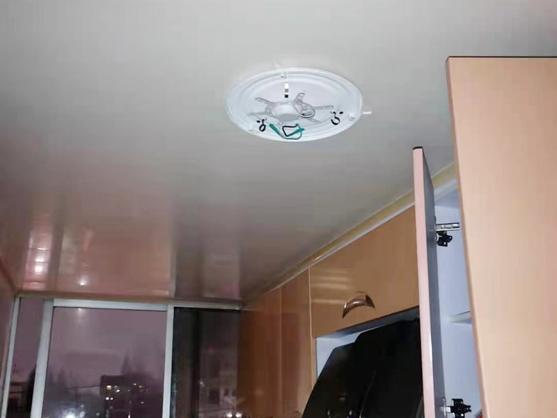 吸頂燈安裝維修：把底座放到位置上，畫好孔的位置，按照吸頂燈的安裝孔位，在天花上打眼，在打好眼的地方打入膠體，用以固定螺絲，把底座放上去，轉(zhuǎn)個(gè)角度，帶緊螺絲，接線，把燈管再裝回（這時(shí)可以試下燈是否會(huì)亮），然后再把燈罩蓋好。