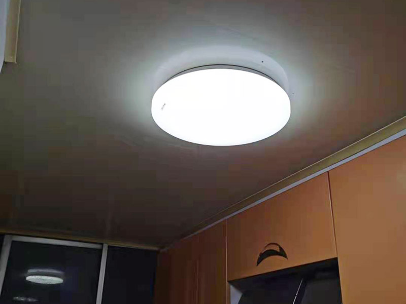 吸頂燈安裝維修：把底座放到位置上，畫好孔的位置，按照吸頂燈的安裝孔位，在天花上打眼，在打好眼的地方打入膠體，用以固定螺絲，把底座放上去，轉(zhuǎn)個(gè)角度，帶緊螺絲，接線，把燈管再裝回（這時(shí)可以試下燈是否會(huì)亮），然后再把燈罩蓋好。