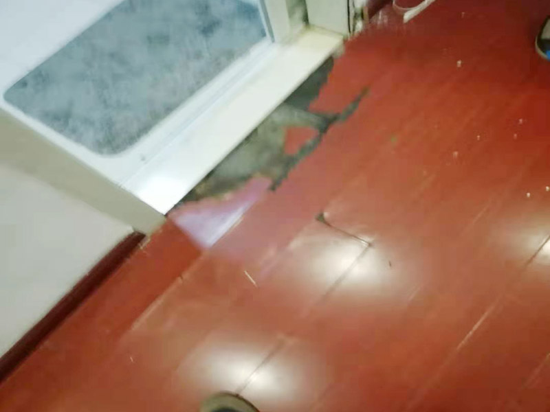 門框修復(fù)維修：由于天氣和環(huán)境的原因而造成木門開裂的現(xiàn)象經(jīng)常發(fā)生，或者是在使用中由于不恰當(dāng)?shù)氖褂枚斐傻拈_裂等現(xiàn)象經(jīng)常會(huì)出現(xiàn)，如果木門出現(xiàn)輕微的開裂可以利用牙膏進(jìn)行修復(fù)，將牙膏涂抹在開裂表面，待干燥的時(shí)候在表面涂抹上與木門相同的顏色，然后在其表面涂上指甲油，待過一段時(shí)間之前出現(xiàn)的裂縫就消失了。如果出現(xiàn)嚴(yán)重的裂紋就要請(qǐng)專業(yè)的人來維修。 在木門的正常使用中會(huì)出現(xiàn)門套與墻體出現(xiàn)縫隙，如果要是淺色系木門就會(huì)特別明顯，出現(xiàn)這種問題的原因是因?yàn)榘惭b測(cè)量時(shí)沒有進(jìn)行精準(zhǔn)測(cè)量，這種情況如果是深色木門就不需要處理，如果要是淺色的話就需要用白色玻璃膠進(jìn)行修補(bǔ)。