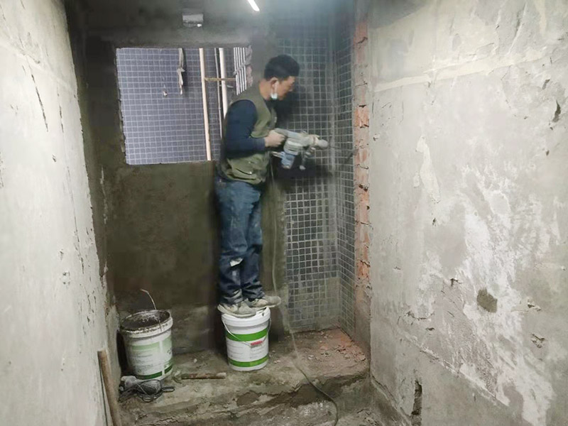 墻面線管打孔開槽：用切割機(jī)械及電錘將線槽開出。此過程要求工人對切割機(jī)使用熟練，才能嚴(yán)格按照線路裁切，還要細(xì)心謹(jǐn)慎，以防破壞其他墻面。設(shè)水管電線需要在墻面開槽，但是也要按照規(guī)范執(zhí)行，不然也會存在安全隱患。比如有的工人鋪設(shè)部分房間的電線時(shí)，直接在墻面橫向開槽，而且長度很大。一般在墻面橫向開槽的跨度不能太大，因?yàn)闄M向開槽很容易導(dǎo)致墻面的抹灰層因重力而下沉，導(dǎo)致日后出現(xiàn)裂縫。