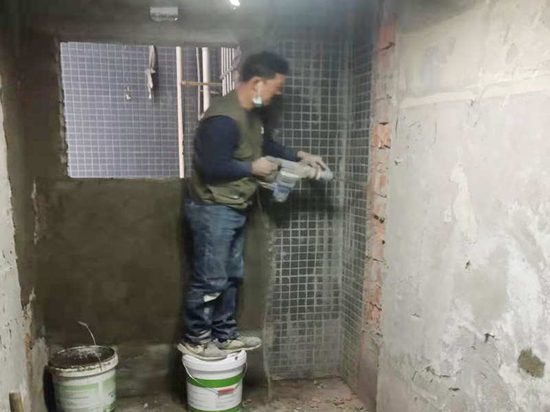 墻面線管打孔開槽：用切割機(jī)械及電錘將線槽開出。此過程要求工人對切割機(jī)使用熟練，才能嚴(yán)格按照線路裁切，還要細(xì)心謹(jǐn)慎，以防破壞其他墻面。設(shè)水管電線需要在墻面開槽，但是也要按照規(guī)范執(zhí)行，不然也會存在安全隱患。比如有的工人鋪設(shè)部分房間的電線時(shí)，直接在墻面橫向開槽，而且長度很大。一般在墻面橫向開槽的跨度不能太大，因?yàn)闄M向開槽很容易導(dǎo)致墻面的抹灰層因重力而下沉，導(dǎo)致日后出現(xiàn)裂縫。