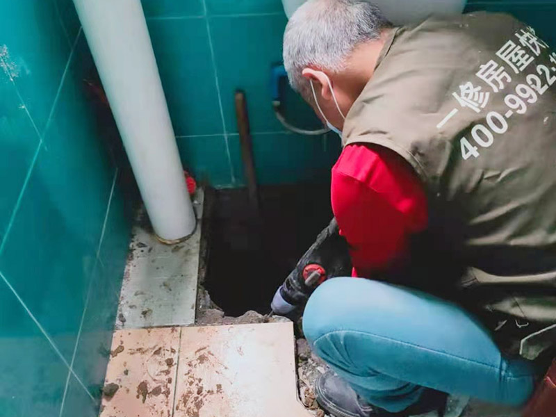 衛(wèi)生間蹲坑滲水維修：將表面的灰塵、油污、積水等處理干凈，并保持表面干燥； 如果瓷磚縫是用填縫劑填的，需要用刀劃出一個小槽； 在瓷磚面、瓷磚縫、墻縫、管根等水泥部位，噴滲透型防水劑，一定要噴涂均勻； 待防水劑9成干以后（大約2小時以后），用填縫膏填實所有瓷磚縫及破損和缺陷部位，管根周圍等薄弱環(huán)節(jié)用填縫膏涂刷加固； 地面與墻面連接處以及管根周圍用塑鋼泥做防水邊； 防水施工結(jié)束后，24小時內(nèi)施工部位不能淋水。