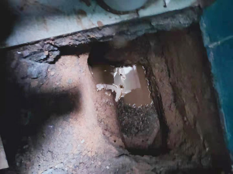 衛(wèi)生間蹲坑滲水維修：將表面的灰塵、油污、積水等處理干凈，并保持表面干燥； 如果瓷磚縫是用填縫劑填的，需要用刀劃出一個小槽； 在瓷磚面、瓷磚縫、墻縫、管根等水泥部位，噴滲透型防水劑，一定要噴涂均勻； 待防水劑9成干以后（大約2小時以后），用填縫膏填實所有瓷磚縫及破損和缺陷部位，管根周圍等薄弱環(huán)節(jié)用填縫膏涂刷加固； 地面與墻面連接處以及管根周圍用塑鋼泥做防水邊； 防水施工結(jié)束后，24小時內(nèi)施工部位不能淋水。