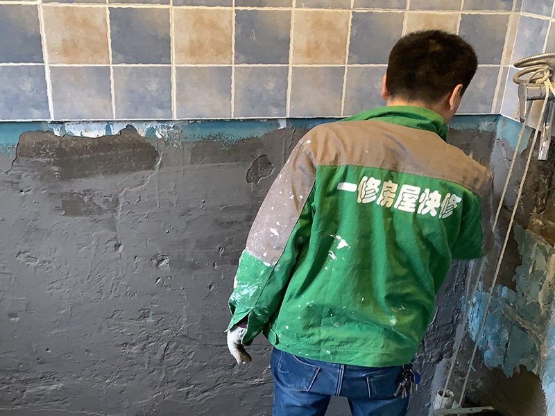 衛(wèi)生間墻地面防水：1.利用水泥砂漿水泥砂漿或豆石混凝土鋪平坡度。訣竅是：地漏附近坡度大，門口附近坡度小。 2.利用管根密封膏封嚴管線，管線要穿透樓板根部。刷防水涂料時可以貼1-2層玻璃絲布加強防水性。 3.墻壁表面打磨成干凈平光沒有顆?；覊m，墻壁與地面的交接區(qū)域注意原角和坡角的設(shè)置。 4.聚氨酯防水涂膜由管根和墻角處開始進行涂抹，在常溫下經(jīng)過4小時放干后，再大面積涂抹和刮刷。注意涂料總厚度大于1. 5毫米，不能有漏刮和鼓泡的不良現(xiàn)象。24小時后立面涂刷下一層，之后再以垂直的方向進行二次涂刷。最后涂膜半固化，拋甩粗砂粒方便與水泥砂漿融合。 5.防水層的設(shè)置與具體區(qū)域有關(guān)。防水地面的防水層應(yīng)高出地面200寬，地面防水層應(yīng)超出衛(wèi)生間門口以外300寬。而又淋浴的衛(wèi)生間墻面防水層則應(yīng)設(shè)置為高出地面1800寬。 6.展開閉水實驗的時候，先完成防水工作再利用包立管方法。之后再局部進行防水。閉水試驗也可為了避免破壞地面防水層而免做。