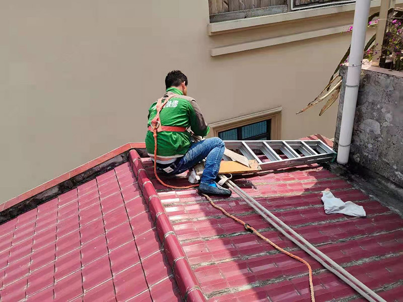 屋頂高空作業(yè)施工：凡在墜落高度基準面2米以上（含2米）有可能墜落的高處進行的作業(yè)，均稱為高空作業(yè)。本規(guī)程適用于電工.維修工及從事高空作業(yè)的員工。對于高度低于2米的作業(yè)平臺必須要有牢固的臨邊保護或扶手。高空作業(yè)人員應(yīng)牢固樹立安全意識，不得抱有任何僥幸心理。檢修作業(yè)時，登高用具首選升降平臺，如受場地或其它客觀因素限制時，可再考慮其它登高用具或攀登方法，但必須把安全因素放在第一位。