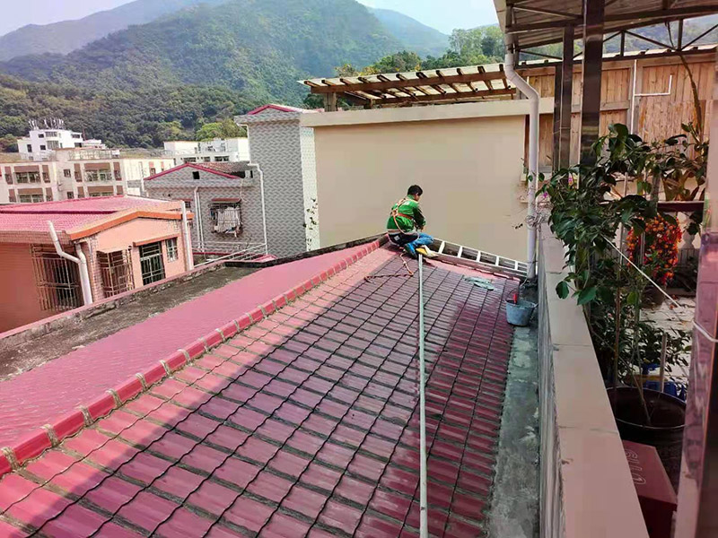 屋頂高空作業(yè)施工：凡在墜落高度基準面2米以上（含2米）有可能墜落的高處進行的作業(yè)，均稱為高空作業(yè)。本規(guī)程適用于電工.維修工及從事高空作業(yè)的員工。對于高度低于2米的作業(yè)平臺必須要有牢固的臨邊保護或扶手。高空作業(yè)人員應(yīng)牢固樹立安全意識，不得抱有任何僥幸心理。檢修作業(yè)時，登高用具首選升降平臺，如受場地或其它客觀因素限制時，可再考慮其它登高用具或攀登方法，但必須把安全因素放在第一位。