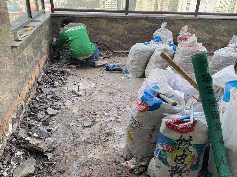 瓷磚拆除材料入場(chǎng)：先把地面上的東西全搬出去，然后戴上手套和防護(hù)眼鏡，用錘子把一塊瓷磚敲碎，再用扁的鑿子往里撬，一片一片慢慢鑿，這種方法費(fèi)力費(fèi)時(shí)。用小型的電鎬或瓷磚鏟除機(jī)就能輕輕松松完成任務(wù)。戴上手套和防護(hù)眼鏡，用小型的電鎬先從墻低的第一塊磚的邊緣開(kāi)始鏟除，序次鏟除完整個(gè)墻面的瓷磚。