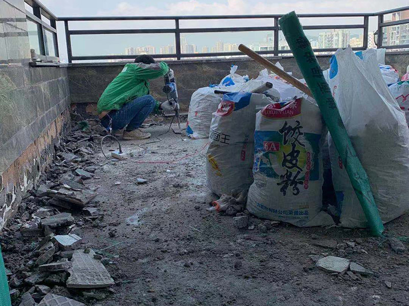 頂面瓷磚拆除建渣裝袋：漏水有可能是地面的防水有斷裂，可以把地面的磚縫用防水涂料重新涂一下。如果已經(jīng)影響到樓下了，這樣處理的效果可能不會(huì)太好，因?yàn)閿嗔训牟皇谴纱u而是防水層，而水在瓷磚下面是流動(dòng)的，所以光堵一兩個(gè)磚縫肯定還會(huì)漏水。 最好的方法是將原來(lái)的瓷磚和防水層都拆除掉，重新做防水層，重新鋪磚。可以將地面和墻面的防水全部拆除，整體翻新；也可以把地面的拆除，墻面只拆除從地面往上的兩片磚，在墻面兩片磚以下的部分做防水。