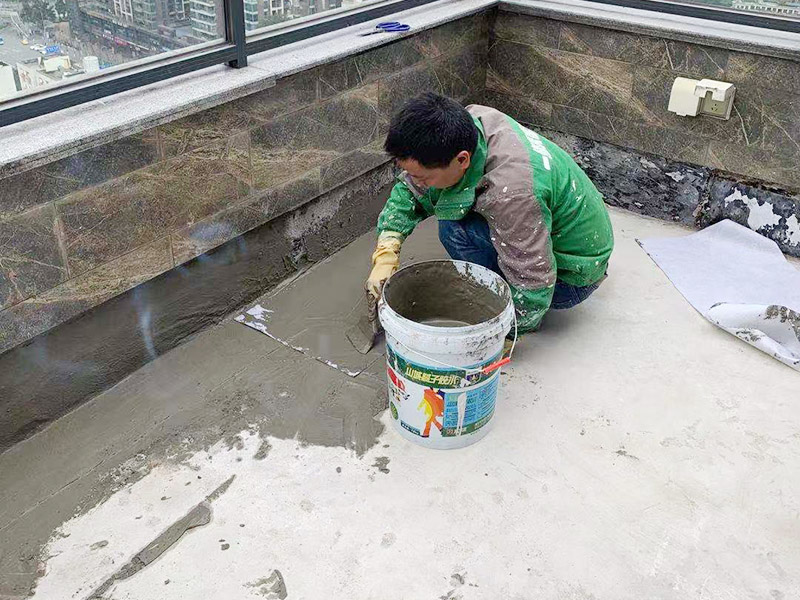 屋頂墻地面防水：基層表面應(yīng)平整，無尖銳棱角，無疏松、起砂、空鼓和大0.5mm的裂縫（用堵漏王填平后再施工）等；高的部位剔平整，必要部位用水泥砂漿或瓷磚膠進行找平處理；基層保持一定的干燥、無明水、無油污；下水管口用防水膠帶進行封口處理；清掃基層表面浮塵，浮灰，最后用吸塵器徹底清理干凈；墻地交接部位為直角，涂刷時極容易出現(xiàn)厚涂的情況，建議在墻地交接部位先用堵漏王做抹弧處理，以達到緩沖作用；涂刷之前，若基層較干燥，需在基層灑水潤濕，以確保涂膜附著強度；第一層防水涂料表面都固化后進行附加層施工，在涂層上鋪貼防水網(wǎng)格布；不要出現(xiàn)褶皺不平整的情況；