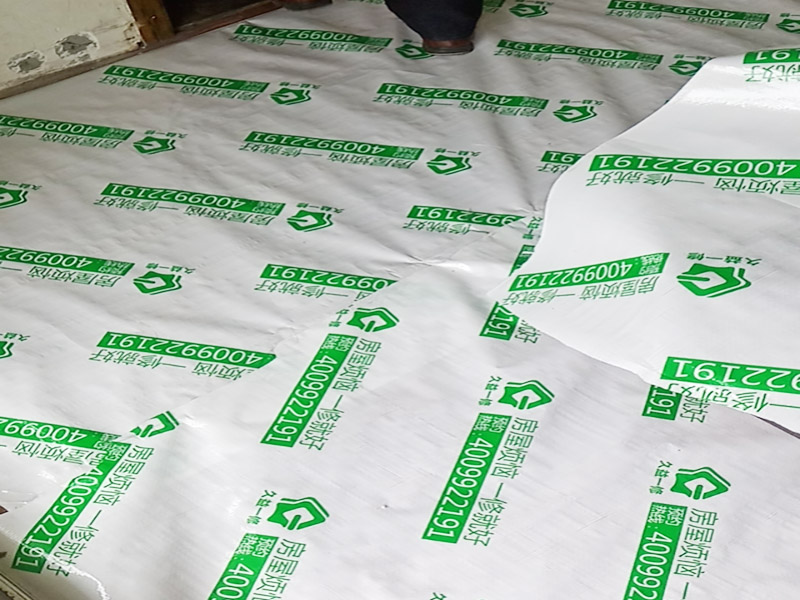 門店局部改造裝修：店鋪內(nèi)是要擺放各種商品的，因此店鋪的內(nèi)部一定要合理的布局，專業(yè)的設(shè)計師都知道要進行合理的內(nèi)部設(shè)計，最好是設(shè)計成柜臺或者是墻掛，這樣就可以令商品整齊有序的展示出來，讓消費者更好的挑選商品，提高銷售業(yè)績 店鋪裝修中的燈光設(shè)計是必不可少的，要保證燈光的數(shù)量恰到好處，節(jié)約用電的同時保證照明效果。